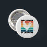 Badge Rond 2,50 Cm Facilement Distrait Par Les Amateurs De Rooster Co<br><div class="desc">Grand cadeau pour les amateurs de poulet avec une citation drôle "Facilement distrait par les poulets" pour le propriétaire de poulet.</div>