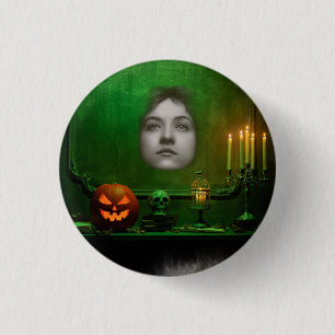 Badge Rond 2,50 Cm Femme fantôme au manteau sur un bouton
