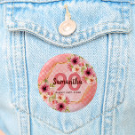 Badge Rond 2,50 Cm Fête 90e anniversaire corail or dahlia fleurs<br><div class="desc">Un bouton tendance pour une fête du 90e anniversaire. Avec un faux cadre hexagone en or géométrique. Décoré de fleurs de dahlia aquarellées en rose, crème et corail. Vivre corail avec des pois comme arrière - plan. Modèles pour un nom, âge 90 et une date. Date de naissance ou date...</div>