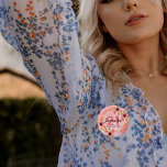 Badge Rond 2,50 Cm fête de 21e anniversaire corail or dahlia fleurs<br><div class="desc">Un bouton tendance pour une fête de 21e anniversaire. Avec un faux cadre hexagone en or géométrique. Décoré de fleurs de dahlia aquarellées en rose, crème et corail. Vivre corail avec des pois comme arrière - plan. Modèles pour un nom, 21 ans et une date. Date de naissance ou date...</div>