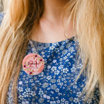 Badge Rond 2,50 Cm fête de 21e anniversaire corail or dahlia fleurs<br><div class="desc">Un bouton tendance pour une fête de 21e anniversaire. Avec un faux cadre hexagone en or géométrique. Décoré de fleurs de dahlia aquarellées en rose, crème et corail. Vivre corail avec des pois comme arrière - plan. Modèles pour un nom, 21 ans et une date. Date de naissance ou date...</div>