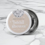 Badge Rond 2,50 Cm Fête des mariées Super Silver Retro Disco<br><div class="desc">Revenez dans le temps avec notre collection Retro Disco Ball Bridal Shower Invitations & Decor. Plongez dans la nostalgie de la les années 70 avec des arches beiges et grises, rehaussées de polices de parties scintillant argentées super. L'emblématique boule de disco rétro prend le devant de la scène, évoquant une...</div>