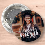 Badge Rond 2,50 Cm Fêtes Grad Moderne Simple Script Photo personnalis<br><div class="desc">Ce design simple et moderne est composé de typographie serif et d'ajouter une photo personnalisée.</div>