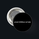 Badge Rond 2,50 Cm Fier chat sans enfant dame texte minimaliste drôle<br><div class="desc">Fier chat sans enfant femme minimaliste moderne femmes humoristique bouton cool amusant. Texte blanc entièrement personnalisable sur arrière - plan noir.</div>