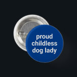 Badge Rond 2,50 Cm Fier chien sans enfant dame moderne typographie bl<br><div class="desc">Fier chien sans enfant dame minimaliste moderne et drôle bouton cool. Texte blanc entièrement personnalisable sur arrière - plan de couleur bleu modifiable. Disponible en plusieurs couleurs et options de style.</div>