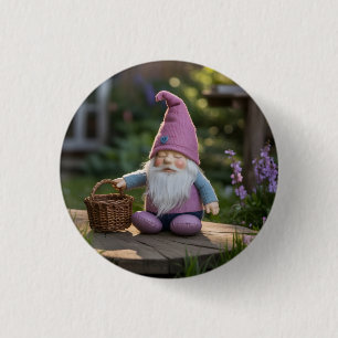 Badge Rond 2,50 Cm Figurine de gnome en peluche avec panier tressé en