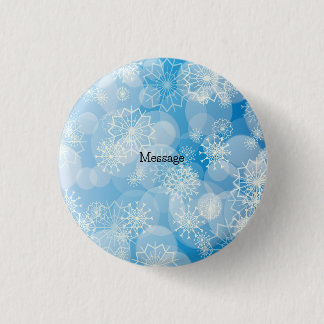 Badge Rond 2,50 Cm Flammes de neige de Noël sur un arrière - plan ble