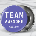 Badge Rond 2,50 Cm Funky Team Awesome Purple Nom Personnalisé<br><div class="desc">Funny Team Awesome Purple Personnalisé Name Button comporte le texte "Team Awesome" avec votre nom personnalisé ci-dessous sur un arrière - plan violet. Personnalisez en modifiant le texte dans la zone de texte fournie. Conçu pour vous par ©Evco Studio www.zazzle.com/store/evcostudio</div>