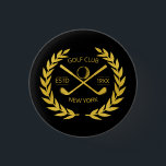 Badge Rond 2,50 Cm Golf Club Gold personnalisé Élégant minimaliste mo<br><div class="desc">Golf club d'or personnalisé élégant, moderne, minimaliste, design chic. Épingle de club de golf personnalisée avec couronne de laurier, deux clubs de golf croisés et balle de golf. Épinglette personnalisée avec votre logo, nom, texte, année, etc. Elégant club de golf d'or bouton pin cadeau personnalisé pour club de golf, golfeur,...</div>
