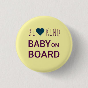 Badge Rond 2,50 Cm Grossesse Yellow Be Kind Baby sur le bouton de la 