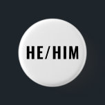 Badge Rond 2,50 Cm He Him Genre Pronounounounounounounes noir et blan<br><div class="desc">He Him Genre Pronouns noir et blanc moderne minimaliste simple bouton épingle. Texte noir personnalisable,  arrière - plan blanc. Gay pride Lgbtq</div>