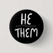 Badge Rond 2,50 Cm HE/THEM Pronounounounes Black White Handlettering (Devant)