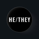 Badge Rond 2,50 Cm He They Gender Pronounounounounounounounounes blan<br><div class="desc">He They Gender Pronouns noir et blanc moderne minimaliste simple bouton épingle. Texte noir personnalisable,  arrière - plan blanc. Gay pride Lgbtq</div>