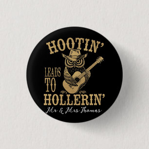 Badge Rond 2,50 Cm Hootin’ mène à Hollerin’ - Un Chouette Cowboy Joue