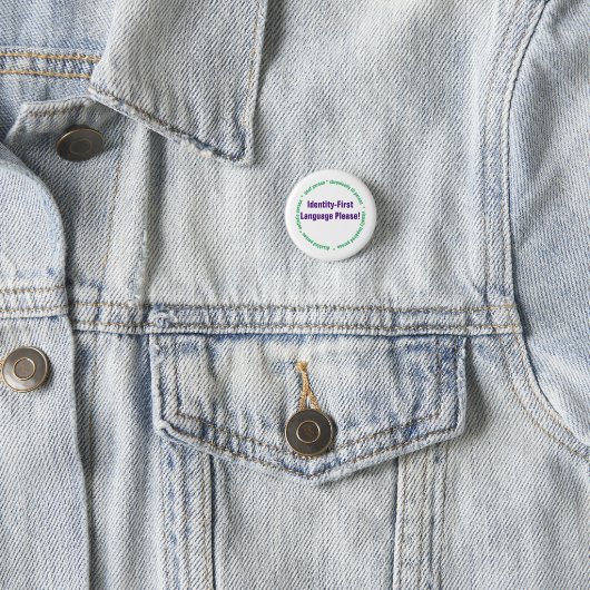 Badge Rond 2,50 Cm Identity First Language (En situation)