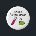 Badge Rond 2,50 Cm Ils me laissent jouer avec les produits chimiques<br><div class="desc">Croyez-le ou non,  ils me laissent en fait jouer avec des produits chimiques dangereux et volatils. Ils laissent n'importe qui être chimiste de nos jours. Plutôt effrayant... Je veux dire assez génial</div>