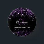 Badge Rond 2,50 Cm Initiales de monogramme à paillettes violettes noi<br><div class="desc">Un élégant fond noir. Décoré de poussière de paillettes fausses violettes. Personnalisez et ajoutez votre prénom,  vos initiales de monogramme et votre nom complet. Le nom est écrit avec un style d'écriture manuscrite.</div>