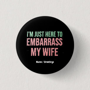 Badge Rond 2,50 Cm "Je suis juste là pour déranger ma femme" Amusant