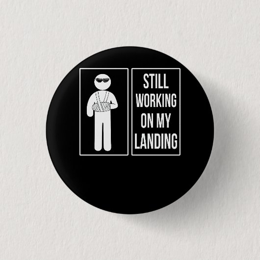 Badge Rond 2,50 Cm Je Travaille Toujours Sur Mon Atterrissage Brisé D (Devant)