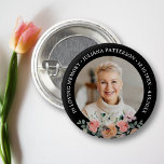 Badge Rond 2,50 Cm Joli floral photo mémorial gardiens funérailles<br><div class="desc">Honorer votre être cher avec ce beau bouton avec une photo surlignée d'un bouquet de jolies fleurs d'aquarelle. Ajoutez votre texte personnalisé pour personnaliser. Modifiez facilement la couleur de l'arrière - plan en fonction de vos besoins. La mémoire de conservation parfaite à distribuer à la famille et aux amis.</div>