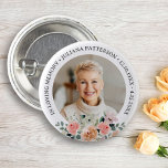 Badge Rond 2,50 Cm Joli floral photo mémorial gardiens funérailles<br><div class="desc">Honorer votre être cher avec ce beau bouton avec une photo surlignée d'un bouquet de jolies fleurs d'aquarelle. Ajoutez votre texte personnalisé pour personnaliser. Modifiez facilement la couleur de l'arrière - plan en fonction de vos besoins. La mémoire de conservation parfaite à distribuer à la famille et aux amis.</div>