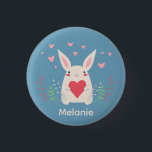 Badge Rond 2,50 Cm Joli Lapin Blanc Avec Coeur Personnalisé<br><div class="desc">Adorable lapin blanc tenant un coeur rouge avec des fleurs de printemps et des coeurs roses au-dessus.</div>