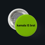 Badge Rond 2,50 Cm kamala est noir brat et cool vert citron<br><div class="desc">kamala est noir brat et vert citron bouton cool. Texte noir entièrement personnalisable sur arrière - plan de couleur vert citron.</div>