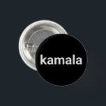 Badge Rond 2,50 Cm kamala simple minimaliste moderne élégant noir<br><div class="desc">kamala simple minimaliste typographie moderne élégant bouton noir. Texte blanc entièrement personnalisable sur arrière - plan de couleur noir modifiable.</div>