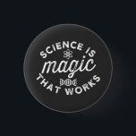BADGE ROND 2,50 CM LA SCIENCE EST UNE MAGIE QUI FONCTIONNE.<br><div class="desc">LA SCIENCE EST UNE MAGIE QUI FONCTIONNE.</div>