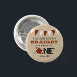 Badge Rond 2,50 Cm Le Big One | Football 1er anniversaire<br><div class="desc">Célébrez dans le style avec ces boutons amusants et très tendance 1er anniversaire. Le design est facile à personnaliser avec votre libellé d'événement spécial et vos invités seront ravis quand ils verront ces boutons fabuleux. Les éléments correspondants se trouvent dans la collection.</div>