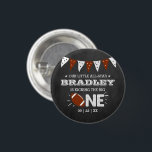 Badge Rond 2,50 Cm Le Big One | Football 1er anniversaire<br><div class="desc">Célébrez dans le style avec ces boutons amusants et très tendance 1er anniversaire. Le design est facile à personnaliser avec votre libellé d'événement spécial et vos invités seront ravis quand ils verront ces boutons fabuleux. Les éléments correspondants se trouvent dans la collection.</div>