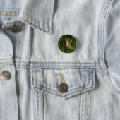 Badge Rond 2,50 Cm Le chou renard dans une forêt verte (En situation)