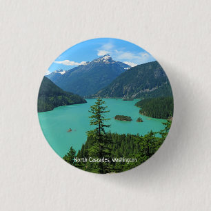Badge Rond 2,50 Cm Le paysage des montagnes du lac dans l'État de Nor