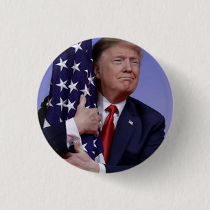 Badge Rond 2,50 Cm Le président Trump accablé le drapeau américain