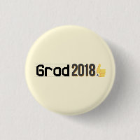 Les pouces du diplômé 2018 lèvent le mini Pin