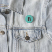 BADGE ROND 2,50 CM LETTRE INITIALE TURQUOISE CLAIRE UNIQUE (En situation)