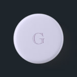 Badge Rond 2,50 Cm Lettres personnalisées Arrière - plan Lilac clair<br><div class="desc">Ce mauve pastel clair est une photo que j'ai prise d'une fleur lilas en fleurs. Vous pouvez modifier cette broche à bouton avec n'importe quel texte que vous aimez à vos propres fins. Appuyez simplement sur le bouton Modifier. J'ai choisi la typographie moderne lilas foncé pour une lettre monogrammée sur...</div>
