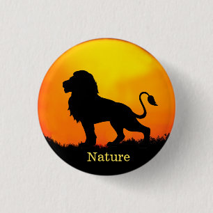 Badge Rond 2,50 Cm Lion sauvage, lever de soleil & calligraphie sur u