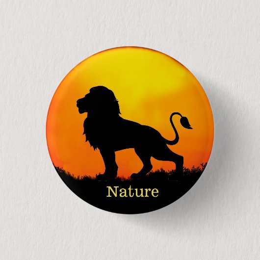 Badge Rond 2,50 Cm Lion sauvage, lever et calligraphie sur une jungle (Devant)