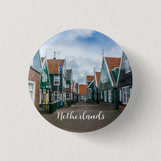 Badge Rond 2,50 Cm Maisons traditionnelles en bois dans le village de (Devant)