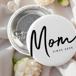 Badge Rond 2,50 Cm Maman Depuis 20XX Moderne Simple Chic<br><div class="desc">Ce design simple et moderne est composé de la typographie de san serif.</div>