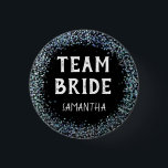 Badge Rond 2,50 Cm Mariée de l'équipe Pailleté Bleu Paon Nom Noir<br><div class="desc">Mariée de l'équipe Pailleté Bleu Paon Nom Noir. Amusement scintillant pour votre enterrement de vie de jeune fille,  soirée de hen ou douche de mariée. Personnalisez facilement le nom.</div>