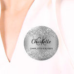 Badge Rond 2,50 Cm Marque de nom élégante en argent<br><div class="desc">Un arrière - plan à l'aspect faux argenté décoré de confettis. Personnalisez et ajoutez vos initiales monographiques,  prénom et nom complet.</div>