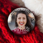 Badge Rond 2,50 Cm Mémorial photo personnalisé<br><div class="desc">Bouton Photo Memorial personnalisé,  un design simple et moderne avec une police sans-serif ancienne,  nom personnalisé,  date et photos. Disponible en petites,  moyennes,  grandes et grandes tailles,  en carrés et ronds. Pas de commande minimum. Bouton Mémorial photo personnalisé</div>