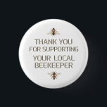Badge Rond 2,50 Cm Merci Pour Aider Votre Abeille Locale<br><div class="desc">Merci pour soutenir votre apiculteur local en or métallique texte "gaufrée" sur blanc avec abeilles</div>