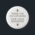 Badge Rond 2,50 Cm Merci Pour Aider Votre Abeille Locale<br><div class="desc">Merci pour soutenir votre apiculteur local en or métallique texte "gaufrée" sur blanc avec abeilles</div>