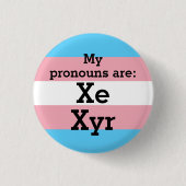 Badge Rond 2,50 Cm Mes pronouns sont : Xe Xyr - Drapeau trans (Devant)