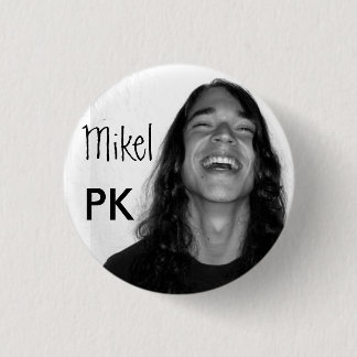 Badge Rond 2,50 Cm Mikel sur un bouton