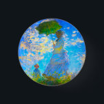 Badge Rond 2,50 Cm Monet Woman avec un parasol<br><div class="desc">Un bouton de portrait familial avec la femme de Claude Monet,  Camille,  tenant un parasol,  et leur fils,  Jean,  se promener dans un champ vert vif soufflé par le vent pendant une journée d’été. Un grand cadeau Monet pour les amateurs d'impressionnisme et d'art français.</div>