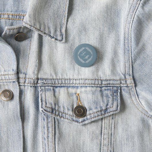 Badge Rond 2,50 Cm Monogramme Script Branch Dusty Blue Mariage (En situation)
